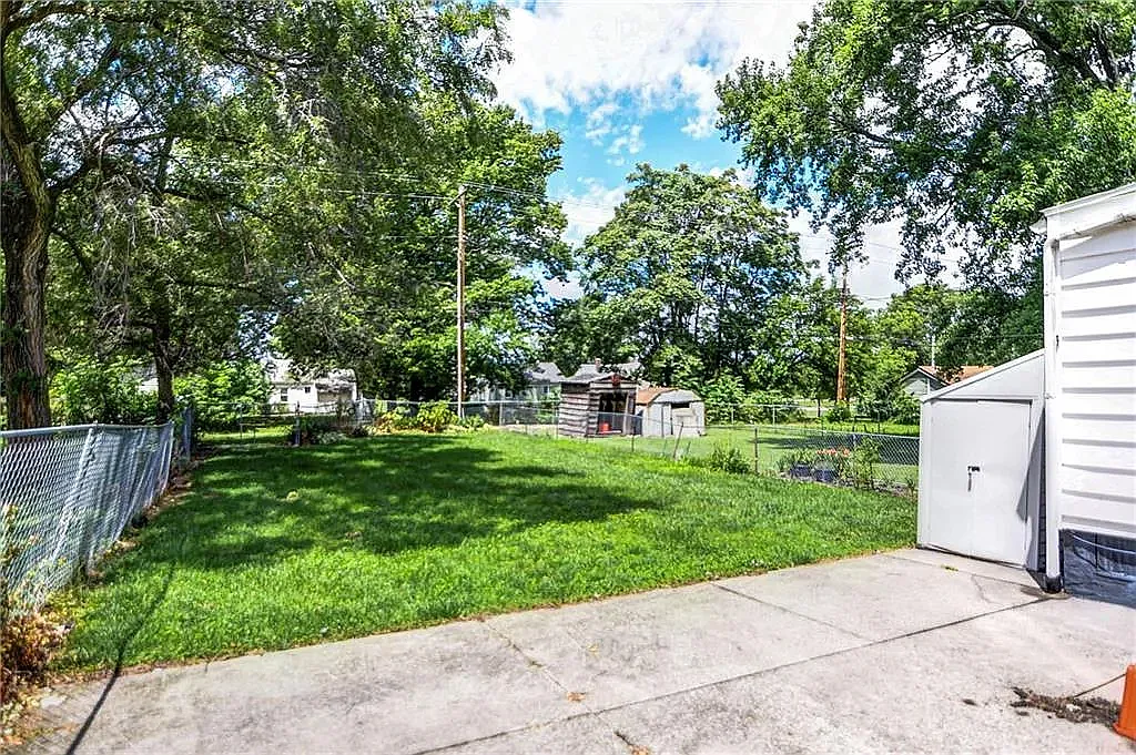 2 bed, 840 sqft, $950 — Photo 2