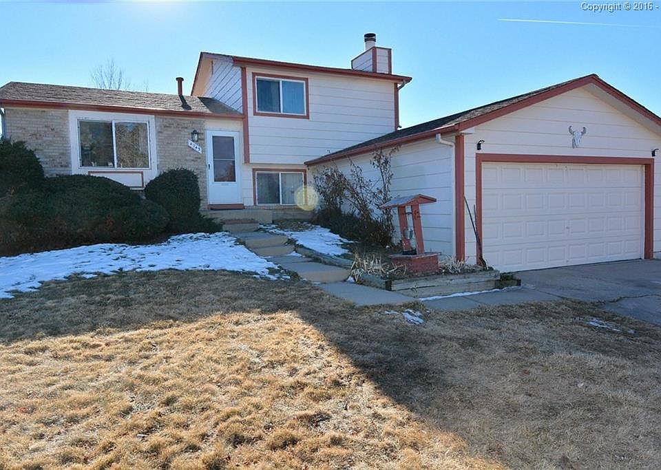 FRONT VIEW OF THE HOME