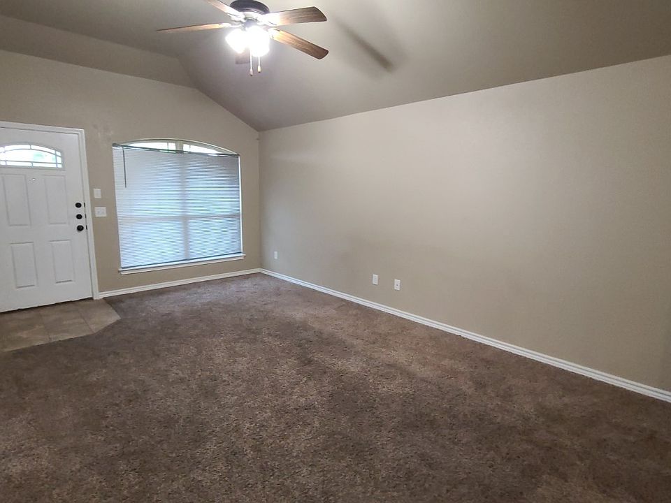 4304-A Hunters Place 3 living rm