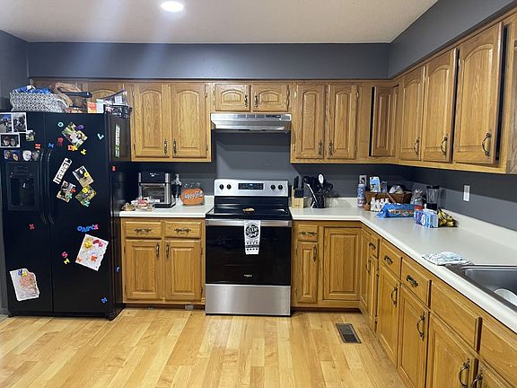 5th image of 327 Wilbur St