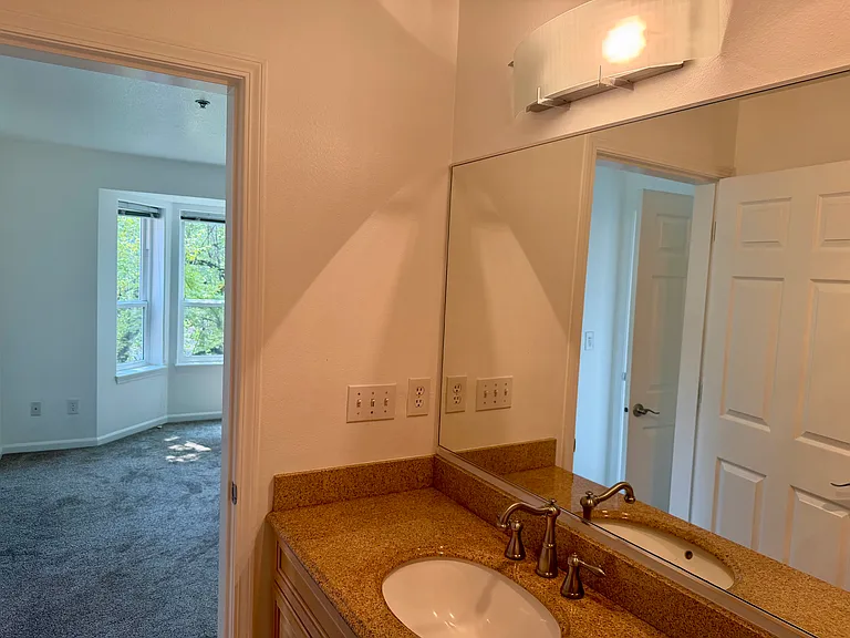 1033 SW Gibbs St #201 — Photo 3