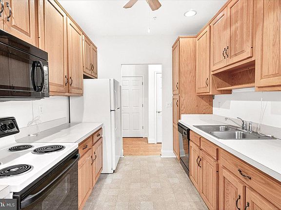 5th image of 11 Rosewood Ct Unit 101