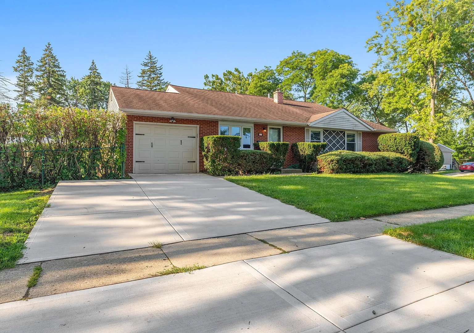 4 bed, 2.5 bath, 1924 sqft, $3,200 — Photo 2