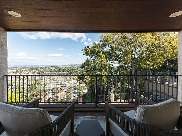 Crest Vista Dr — Photo 2