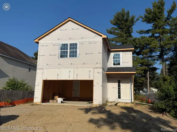 9400 Roland Dr, Brighton, MI 48116