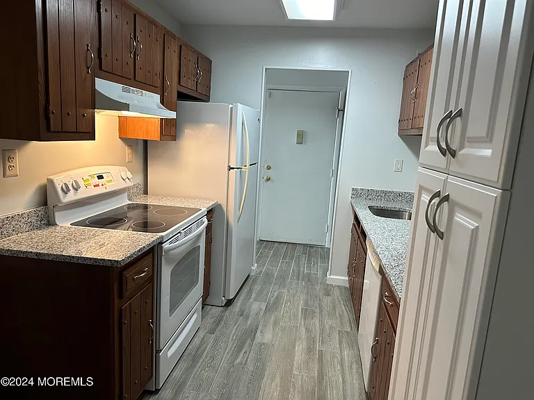 120 Amberly Dr #B — Photo 1