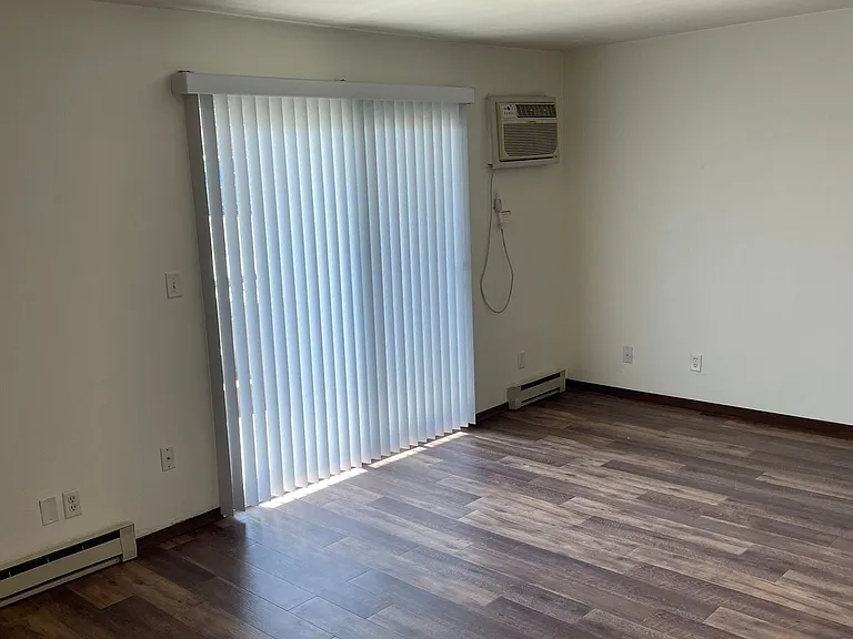 Immaculate Updated 1 and 2 Bedrooms with 1 Bath — Photo 5