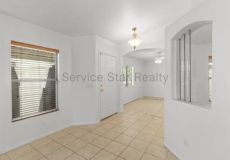 3039 E Hononegh Dr — Photo 3