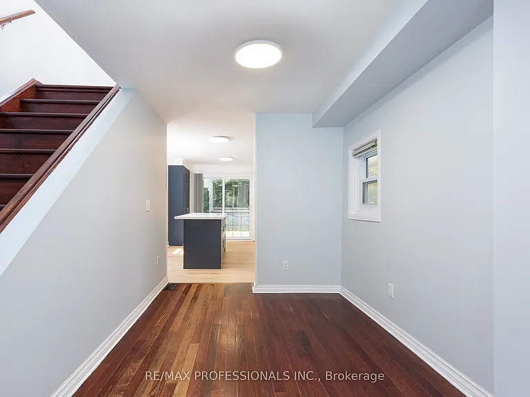 4 Runnymede Rd — Photo 8