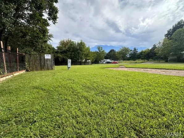 1034 Thousand Pines Dr, Fenton, MO 63026