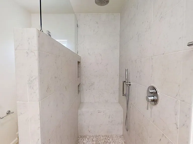 2bd/1ba Adu Apartment In Belmont Heights — Photo 13
