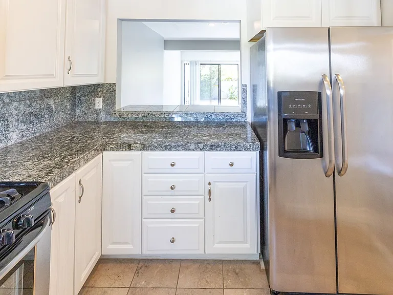 996 Silverado Ct — Photo 2