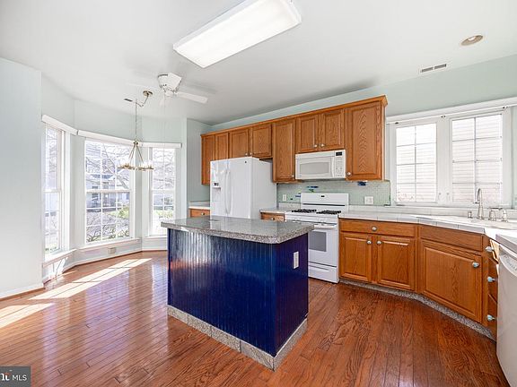 5th image of 3874 Somerset Dr