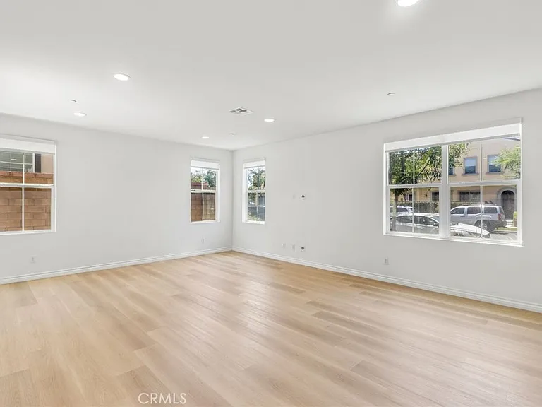 2811 E Kendall Ln — Photo 11