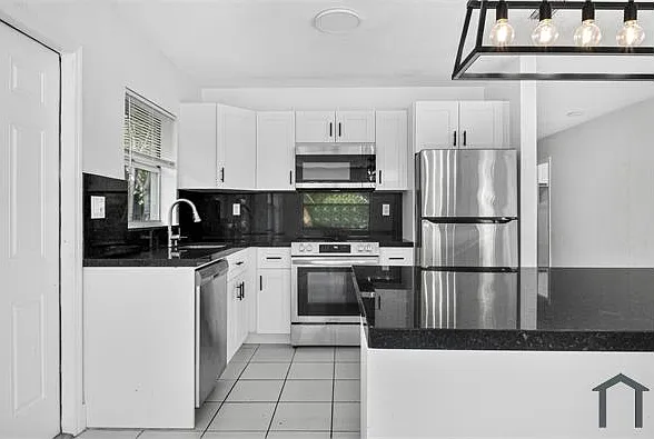 3 bed, 1240 sqft, $2,300 — Photo 3