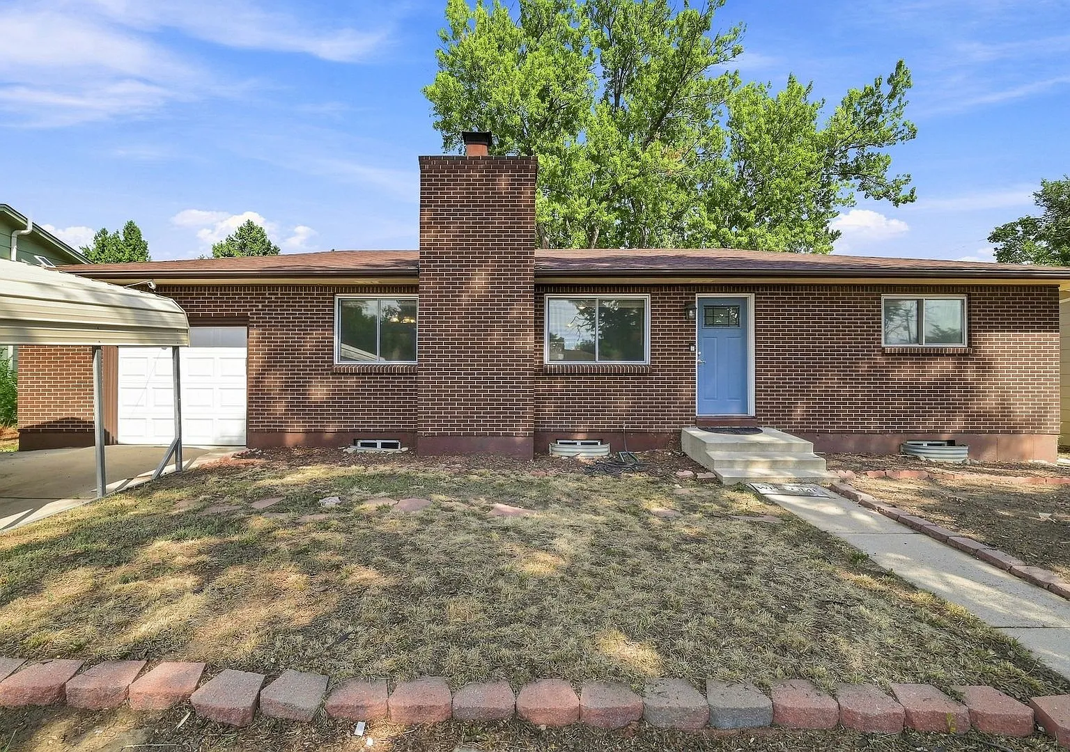 Updated 4bed 3bath with huge yard and garage + carport! — Photo 2