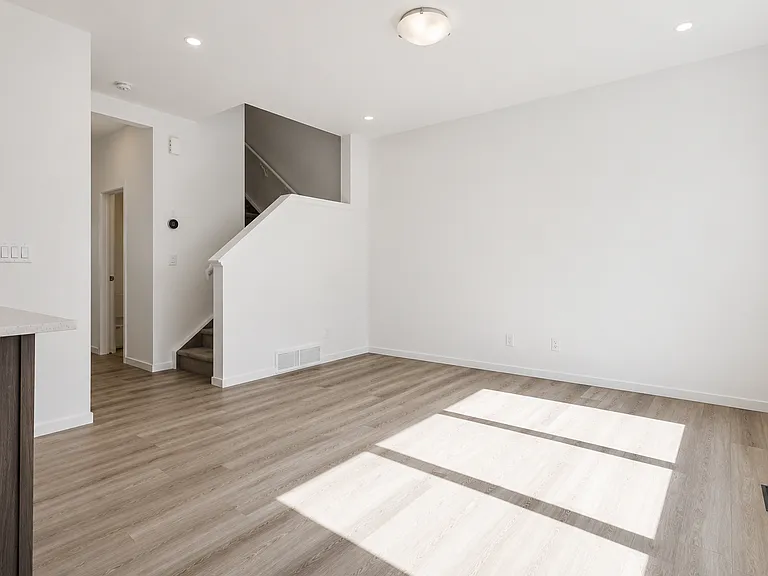 25 Yorkstone Row SW #UPPER — Photo 13