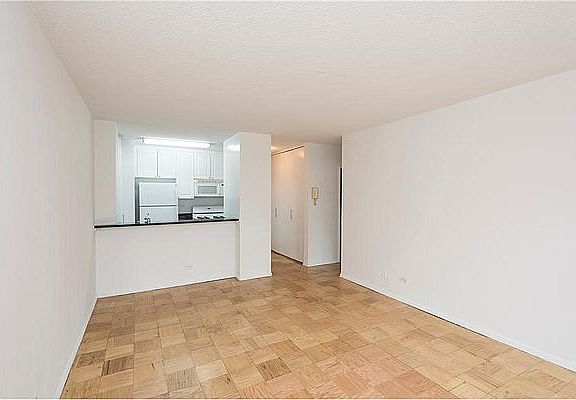 4th image of 230 W 55th St APT 28E
