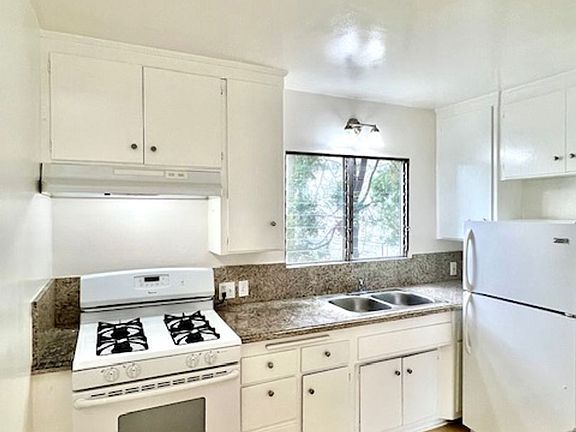 2nd image of 1152 N Poinsettia Pl APT 6