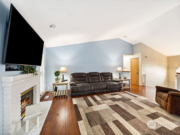 4th image of 19515 79 Avenue Ct E
