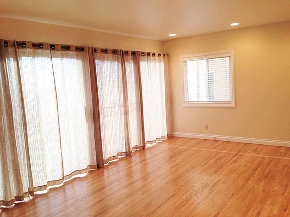 4th image of 3005 Ocean Front Walk APT A