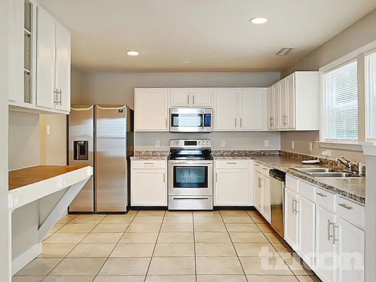 451 Presidents Ct — Photo 5