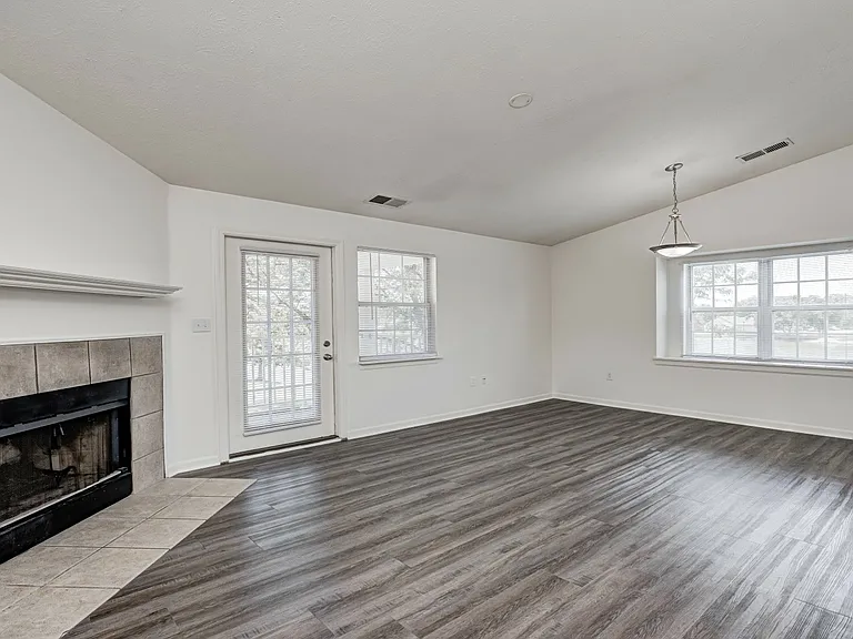 Bayshore Apartments — Photo 2