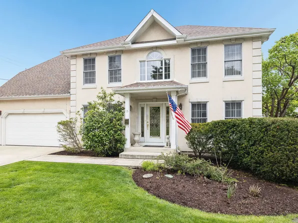 15 S Grant St, Westmont, IL 60559