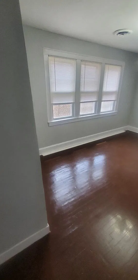 10538 S Avenue L — Photo 3