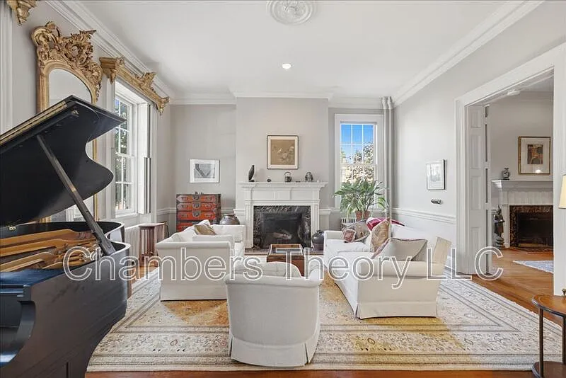 5 bed, 3.5 bath, 5225 sqft, $8,000 — Photo 2
