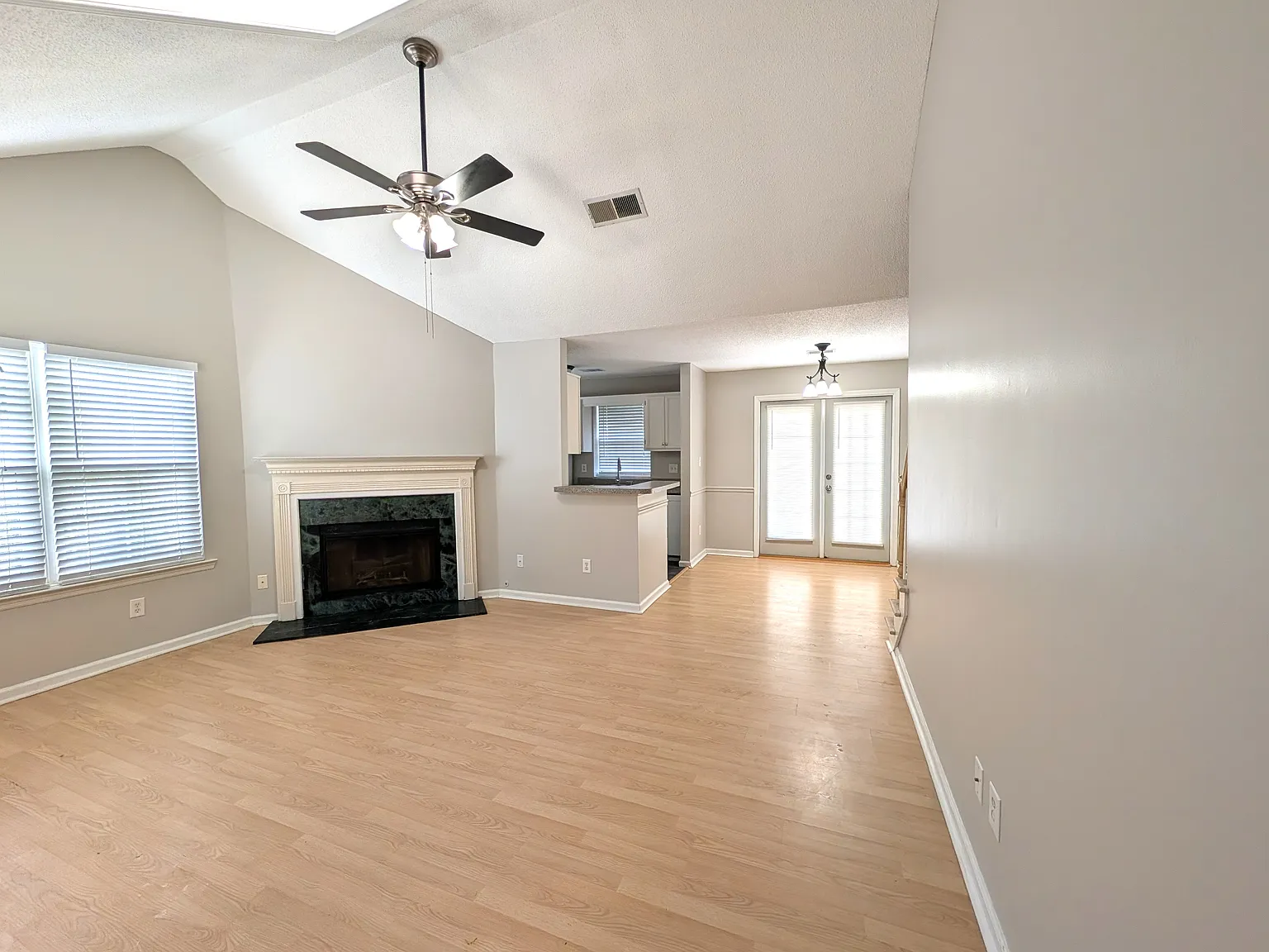 3 bed, 1302 sqft, $2,200 — Photo 3