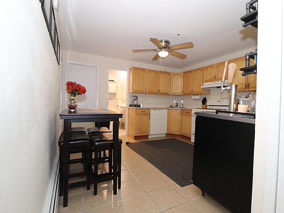 Eat In Kitchen (1/3)