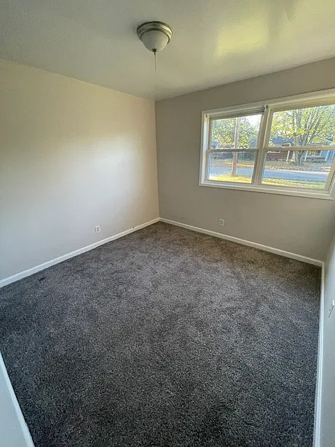 3 bed, 1000 sqft, $1,299 — Photo 2