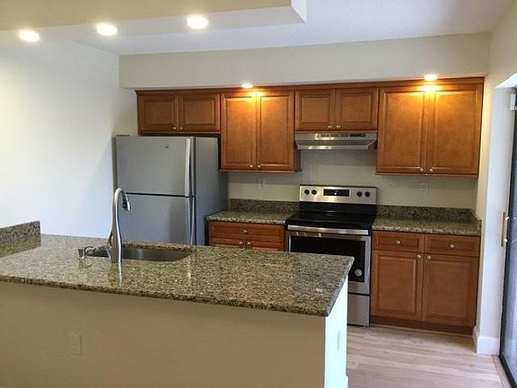 3rd image of 520 Live Oak Ln