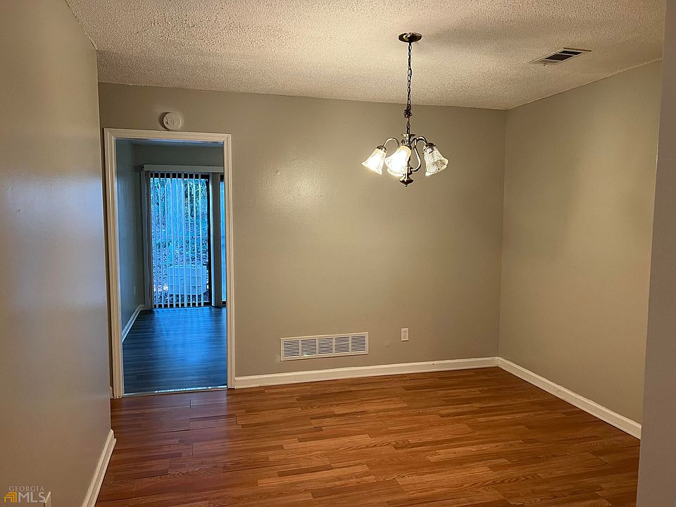 1st image of 4001 Hawthorne Cir SE APT 2