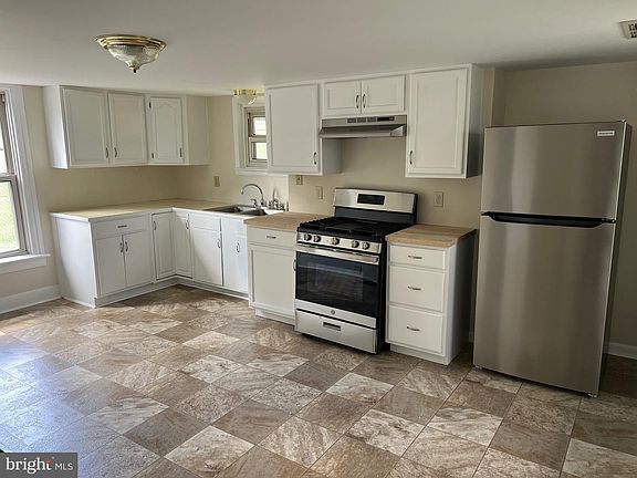3rd image of 323 Hood St
