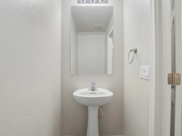 1748 N Logan Ln — Photo 24