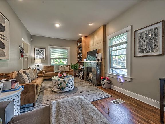 4th image of 4441 Fairmount Ave