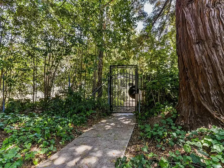567 Sycamore Cir — Photo 32