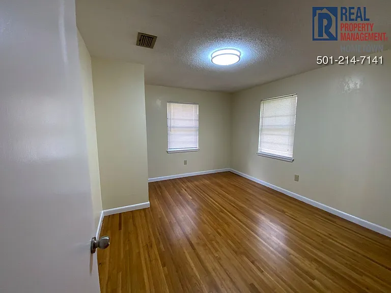 711 W 54th St — Photo 15