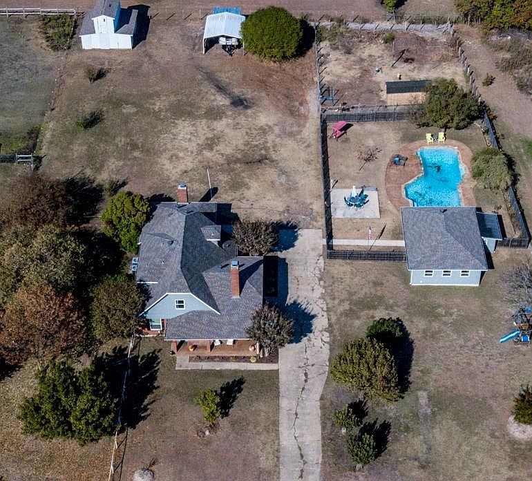 1st image of 1025 Cove View Ln