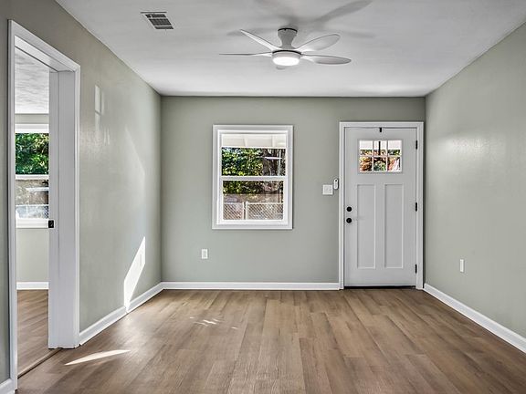3rd image of 516 Castlewood Dr