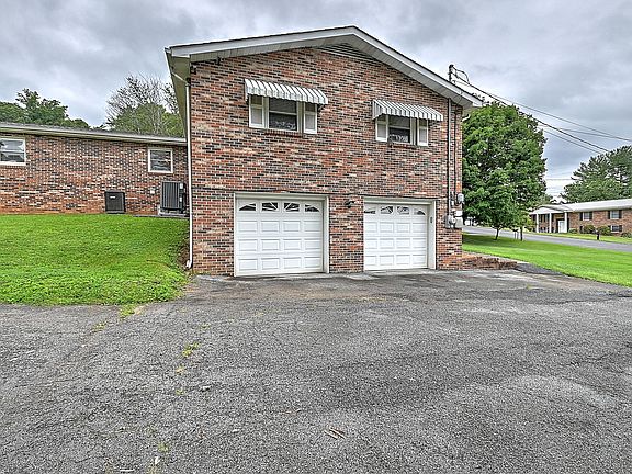 3rd image of 210 Hillsboro Dr