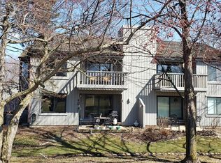 230 Shoreline Rd APT B, Lake Barrington, IL 60010