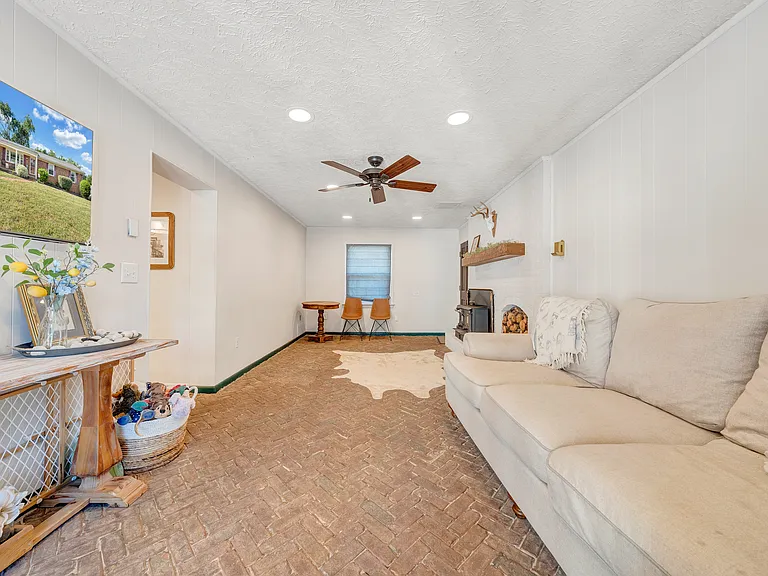 621 Aragona Dr — Photo 32
