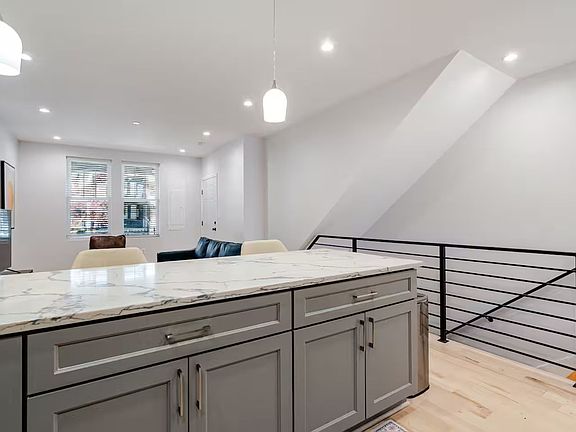 3rd image of 1331 Queen St NE
