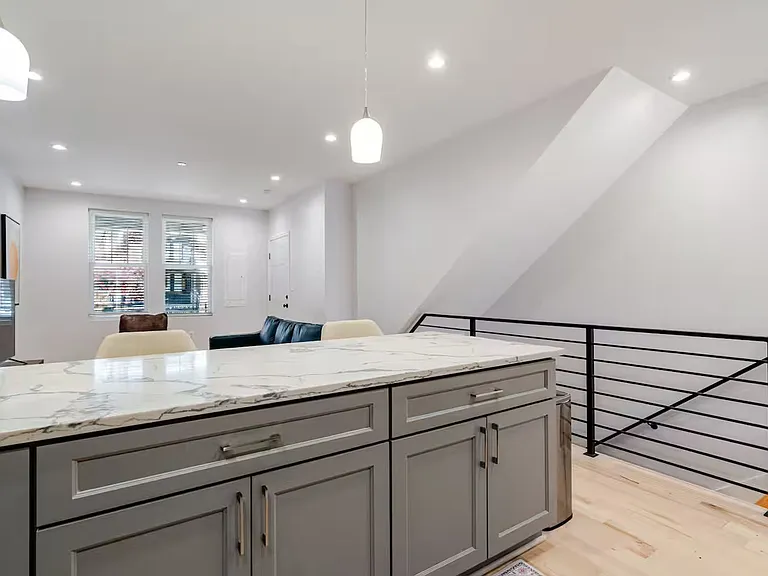 1331 Queen St NE — Photo 3