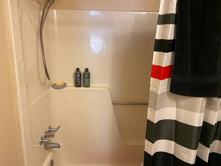 main bathroom 2nd floor with 3 bedrooms