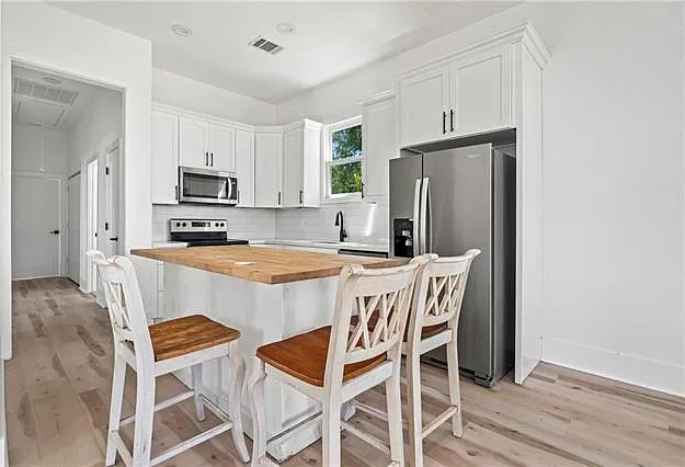 3 bed, 2.0 bath, 1336 sqft, $2,350 — Photo 3