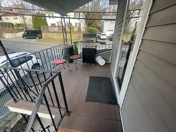 2nd image of 123 Lakeview Ave Unit 2